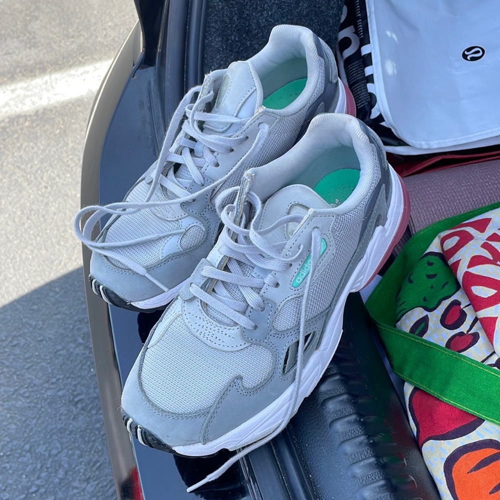 womens adidas falcon sneakers size 7 in great condition